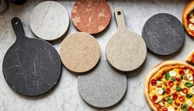 Confronto di diverse pietre refrattarie per pizza disposte su un tavolo da cucina